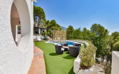 Exclusiva villa con impresionantes vistas panorámicas junto al Club de Golf de Altea